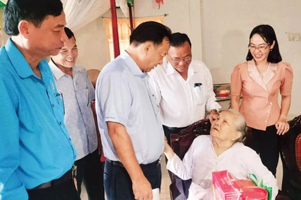 Lãnh đạo huyện Đông Hải (Bạc Liêu) thăm, tặng quà các gia đình chính sách.