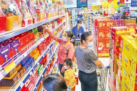 Người dân tìm mua những mặt hàng Tết tại một siêu thị Co.opmart.