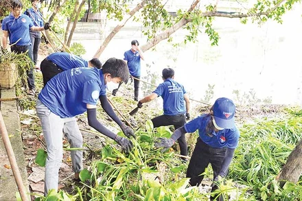 Tuổi trẻ thành phố tham gia hoạt động dọn vệ sinh môi trường. (Ảnh CTV)