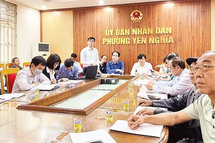 Đại diện chính quyền, Mặt trận Tổ quốc quận Hà Đông lắng nghe nguyện vọng của người dân khi tiến hành di dời Nghĩa trang Tổ dân phố 5, 6 phục vụ công tác giải phóng mặt bằng dự án đường Vành đai 4-Vùng Thủ đô.