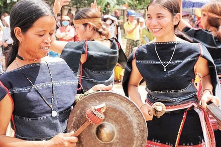 Sự tham gia của nữ giới đã mang đến sức sống mới cho cồng chiêng. (Ảnh HOÀNG NGỌC)