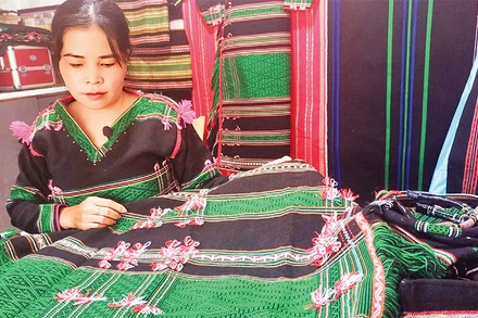 Chị H’Her đưa sắc màu thổ cẩm Mơ Nông vươn xa hơn bằng sự sáng tạo độc đáo.