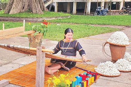 Phụ nữ dân tộc Ba Na bên khung dệt thổ cẩm truyền thống.