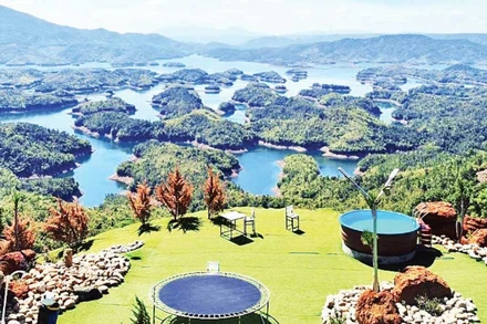 Với gần 6.000ha mặt nước và hơn 37 hòn đảo lớn nhỏ đã tạo nên bức tranh Tà Đùng sơn thủy hữu tình.