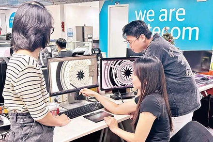 Nhóm bạn trẻ trao đổi về các hoa văn, họa tiết trên trống đồng khi tái tạo bằng định dạng vector.