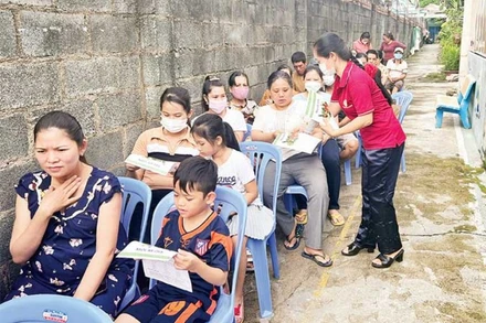 Cán bộ Hội Nông dân phường Linh Trung, thành phố Thủ Đức phát tờ rơi tuyên truyền về Luật Cư trú cho công dân trên địa bàn.