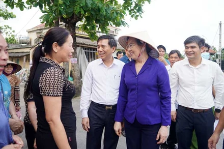 Đồng chí Lê Thị Thủy kiểm tra tiến độ xây dựng cầu Vùa nối hai huyện Lý Nhân và Bình Lục.