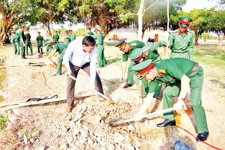 Trồng cây xanh tại khu vực Trung đoàn Bộ binh 897.