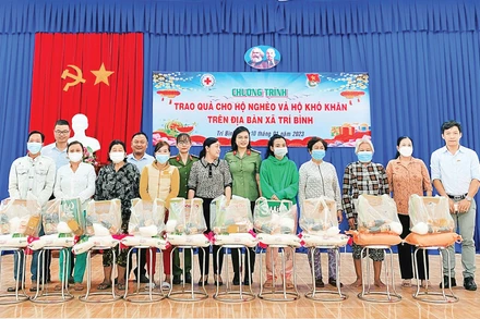 Đại úy Trương Thị Tuyết Nhung, Công an tỉnh Tây Ninh (thứ sáu từ phải sang), tấm gương điển hình học tập và làm theo tư tưởng, phong cách Hồ Chí Minh.