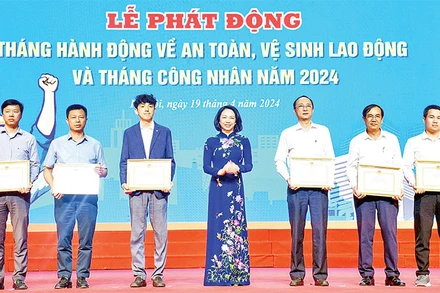 Phó Chủ tịch UBND thành phố Hà Nội Vũ Thu Hà trao khen thưởng tặng ba tập thể, ba cá nhân có thành tích trong công tác an toàn vệ sinh lao động năm 2023. (Ảnh KIM THOA)