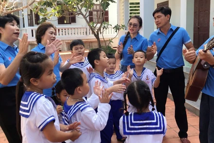 Học sinh Trường tiểu học thị trấn Trường Sa giao lưu cùng đoàn đại biểu ra thăm đảo. (Ảnh TTXVN)