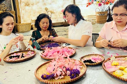 Dự án "Biến phụ phẩm cây trồng nông nghiệp thành tác phẩm nghệ thuật có giá trị cao" lọt vào chung kết cuộc thi "Phụ nữ khởi nghiệp, phát huy tài nguyên bản địa". (Ảnh MINH THÚY)