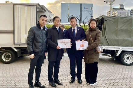 Hàng cứu trợ được trao cho chính quyền thành phố Higashiosaka. (Ảnh TTXVN)