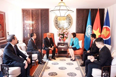 Phái đoàn Lào chúc mừng Phái đoàn Việt Nam nhân dịp Quốc khánh. (Ảnh: TTXVN)