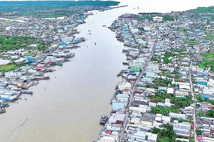 Một góc đô thị Sông Đốc sầm uất nằm cạnh bờ biển Tây (huyện Trần Văn Thời, tỉnh Cà Mau).