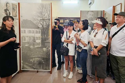 Một đoàn khách du lịch tham quan Bảo tàng bác sĩ A.Yersin. (Ảnh XUÂN THÀNH)