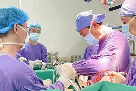 Một ca mổ tại Bệnh viện Hữu nghị Việt Đức. (Ảnh KIM OANH)