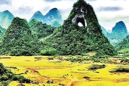 Núi Mắt Thần. (Ảnh NGỌC SƠN)