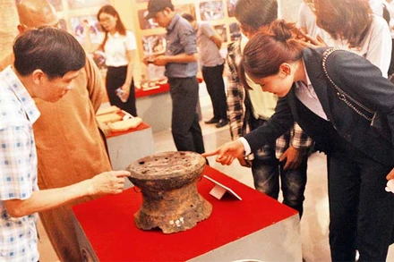 Khách tham quan bảo vật quốc gia Trống đồng Tiên Nội I tại Bảo tàng Hà Nam.