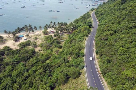 Một đoạn đường thuộc Quốc lộ 29 từ vịnh Vũng Rô, thị xã Đông Hòa nối với Khu kinh tế Nam Phú Yên đi Đắk Lắk.