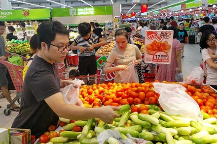 Người tiêu dùng mua hàng tại một siêu thị Big C (Hà Nội). (Ảnh CẨM ANH)