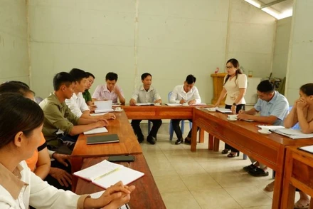 Phó Bí thư Thường trực Huyện ủy Pác Nặm Ma Thị Mận phát biểu tại một buổi sinh hoạt chi bộ ở xã An Thắng. (Ảnh PHƯƠNG THẢO)