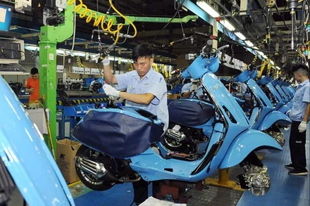 Công nhân Công ty TNHH Piaggio Việt Nam (Khu công nghiệp Bình Xuyên, tỉnh Vĩnh Phúc) sản xuất và lắp ráp xe máy. (Ảnh TRẦN KHÁNH)