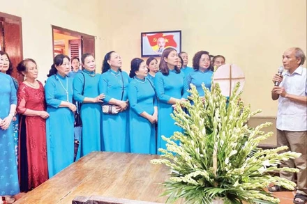 Buổi học tập, giáo dục truyền thống cho cán bộ, hội viên phụ nữ quận Tây Hồ tại địa điểm lưu niệm Chủ tịch Hồ Chí Minh ở và làm việc tại nhà cụ Nguyễn Thị An, phường Phú Thượng. (Ảnh VIẾT CHUNG)