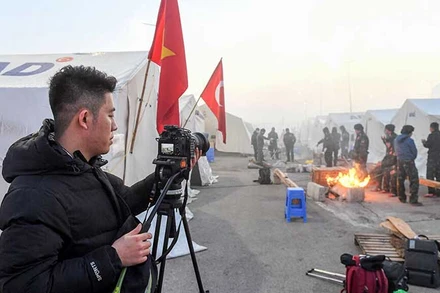 Phóng viên Báo Nhân Dân tác nghiệp tại các vùng chịu ảnh hưởng bởi động đất ở Thổ Nhĩ Kỳ. (Ảnh THÀNH ĐẠT)