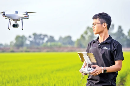 Nguyễn Văn Thiên Vũ với khát vọng ứng dụng công nghệ máy bay không người lái vào nông nghiệp.