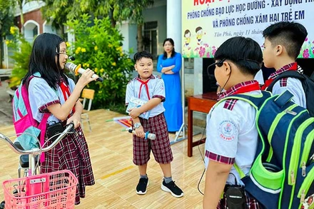 Giờ hoạt động ngoại khóa phòng chống bạo lực học đường, xây dựng tình bạn đẹp tại Trường tiểu học Tân Phú C, thành phố Đồng Xoài, tỉnh Bình Phước. (Ảnh ĐÀO HUYỀN)