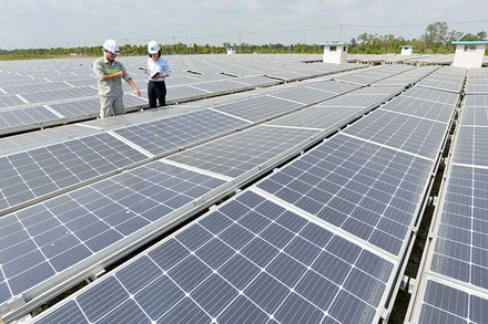 Phát triển các dự án năng lượng tái tạo là giải pháp thích ứng đối với biến đổi khí hậu. Trong ảnh: Kiểm tra và bảo dưỡng pin năng lượng mặt trời ở Nhà máy nước sạch Aquaone Hậu Giang. (Ảnh TRẦN TUẤN)