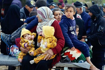 Người Palestine chạy khỏi khu vực giao tranh ở Gaza. (Ảnh REUTERS)