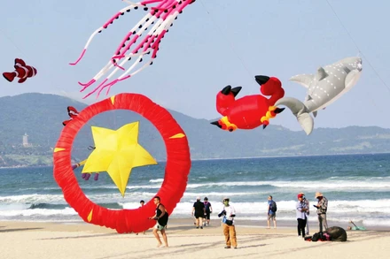 Trình diễn diều nghệ thuật tại bãi biển Đà Nẵng. (Ảnh THANH ĐÀO)