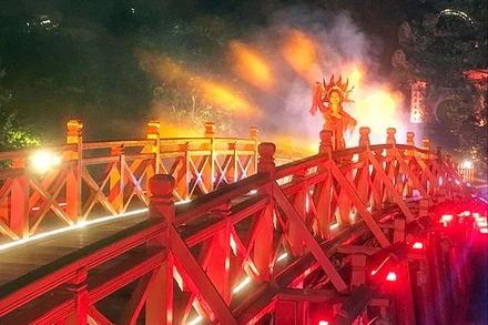 Tiết mục nghệ thuật trong chương trình trải nghiệm “Ngọc Sơn đêm huyền bí” tại đền Ngọc Sơn, hồ Hoàn Kiếm, Hà Nội. (Ảnh TC)