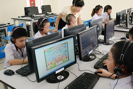 Giờ tin học tại Trường tiểu học đô thị Sài Đồng, Hà Nội. (Ảnh ĐĂNG ANH)