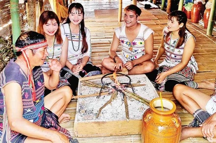 Nghe người già kể khan.