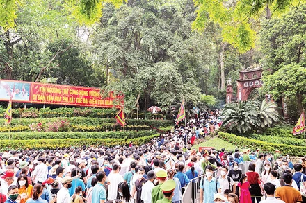 Người dân trảy hội Đền Hùng.