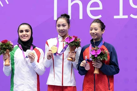 Võ sĩ wushu Dương Thúy Vi (ngoài cùng, bên phải) trên bục nhận Huy chương đồng. (Ảnh HOÀNG LINH)