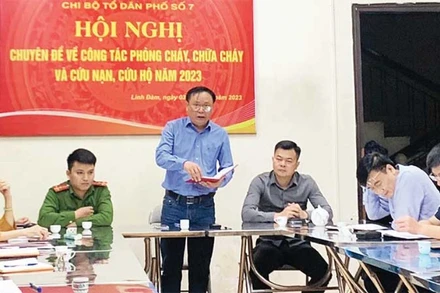 Buổi sinh hoạt chuyên đề phòng cháy, chữa cháy tại Chi bộ tổ dân phố số 7, phường Đại Kim, quận Hoàng Mai.