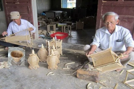 Sản xuất hàng mây tre đan tại Hợp tác xã Bao La, thôn Bao La, xã Quảng Phú, huyện Quảng Điền, tỉnh Thừa Thiên Huế.