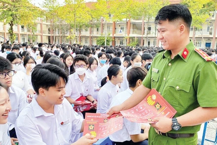 Đoàn Thanh niên Công an tỉnh Bình Dương tuyên truyền, hướng dẫn người dân sử dụng ứng dụng VNeID.