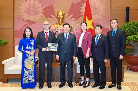 Chủ tịch Quốc hội Vương Đình Huệ và Đại sứ Canada Perry Shawn Steil cùng thành viên đoàn hai nước tại buổi tiếp. (Ảnh ĐĂNG ANH) 