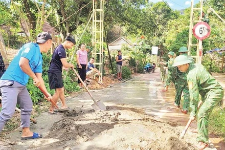 Cổng chào do các chiến sĩ Biên phòng tỉnh Quảng Bình tự thiết kế, thi công và lắp đặt để tặng các bản vùng biên giới.