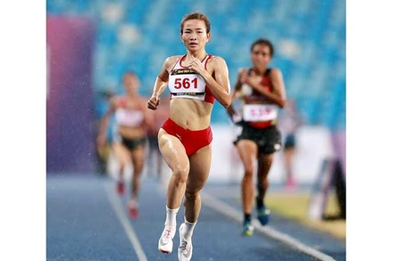 Vận động viên Nguyễn Thị Oanh đoạt Huy chương vàng nội dung chạy 5.000m nữ tại SEA Games 32. (Ảnh DŨNG PHƯƠNG)