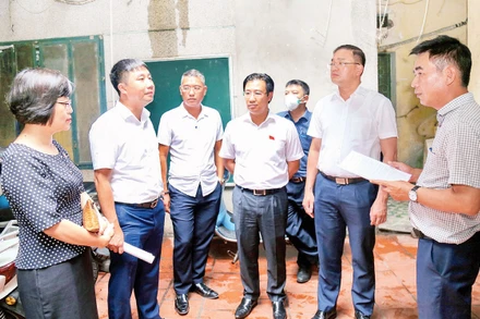 Đoàn giám sát của Hội đồng nhân dân thành phố Hà Nội tiến hành giám sát chuyên đề "Việc thực hiện các quy định của pháp luật trong quản lý, sử dụng tài sản công là nhà, đất thuộc sở hữu nhà nước của thành phố" tại Công ty trách nhiệm hữu hạn một thành viên Quản lý và Phát triển nhà Hà Nội. (Ảnh GIA HUY)