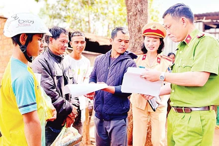 Công an huyện Chư Păh phối hợp với Công an xã Ia Khươl (huyện Chư Păh) tuyên truyền Luật Giao thông đường bộ cho người dân.