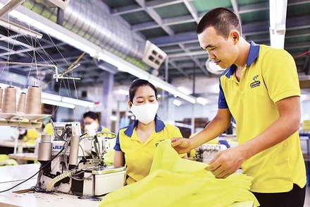 Công ty Dony tăng ca đến hết năm vì có thêm đơn hàng từ những thị trường mới.