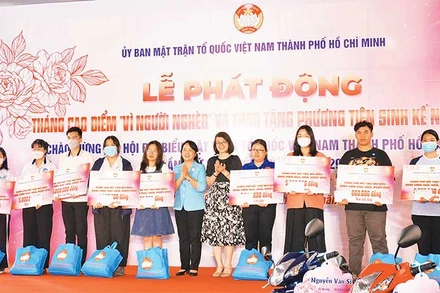 Trao quà tặng sinh viên vượt khó học giỏi tại Lễ phát động Tháng cao điểm “Vì người nghèo” 2023.