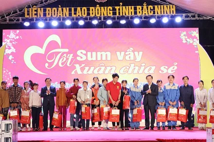 Các đồng chí lãnh đạo Trung ương và tỉnh trao những phần quà Tết tới người lao động có hoàn cảnh khó khăn.